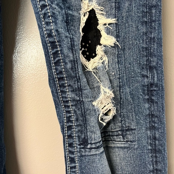 MISS ME DISTRESSED JEANS BLACK STONE INSERTS SKULL BUTTONS 30 X29 CAPRI - Picture 4 of 11